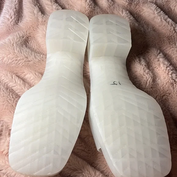 Very cute jelly heels! I’ve never worn these and they’re just not my style. - Picture 3 of 5